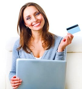 Frau zahlt online Geld ein